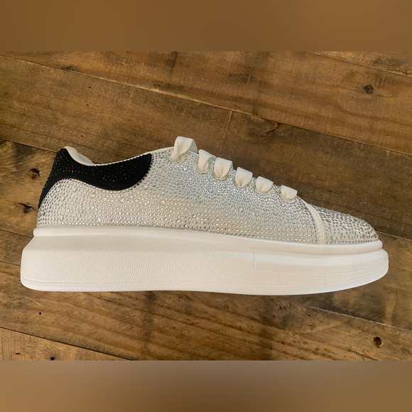 New! Never worn embellished shoes. Silver, white and black. Size 9. - Picture 2 of 4